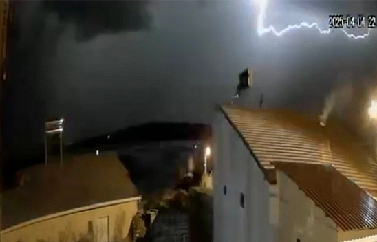 Elazığ'da şimşekler geceyi aydınlattı