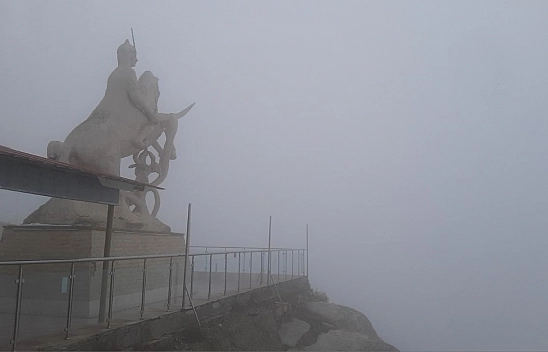 Elazığ'da sis etkili oldu: Tarihi Harput mahallesi görünmez hale geldi