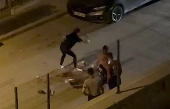 Elazığ'da Sokak Ortasında Kavga: Kadın Sopayla Vurdu