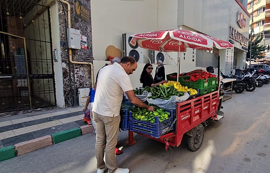 Elazığ'da sokak tezgahında sebze fiyatları dikkat çekiyor