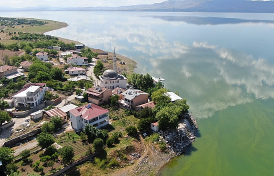 Elazığ'da suların yükselmesiyle yarımadaya dönüşen köy, eşsiz manzaraya büründü