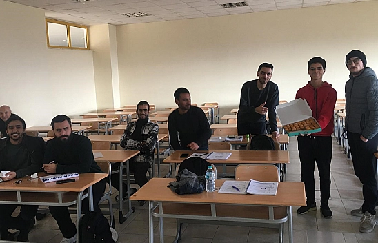 Elazığ'da Suriyeli öğrenci ülkesinin Esad'dan Kurtuluşunu sınıfta tatlı dağıtarak kutladı