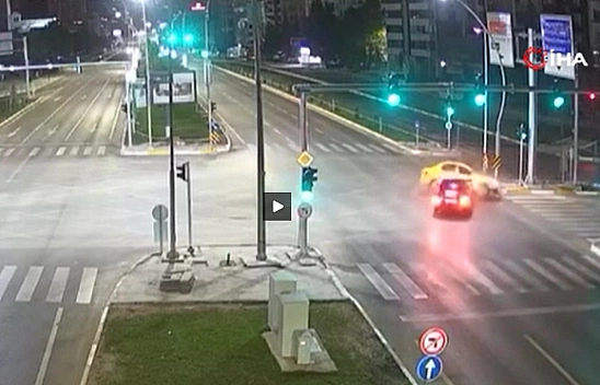 Elazığ'da taksiyle otomobilin çarpıştığı kaza kameralara yansıdı