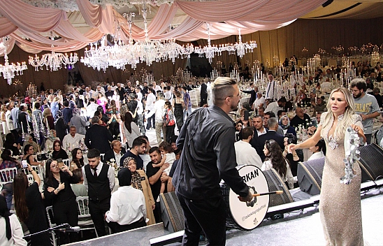 Elazığ'da tarihi düğün: Çayda Çıra gösterisiyle taçlanan geceye 3 bin davetli katıldı