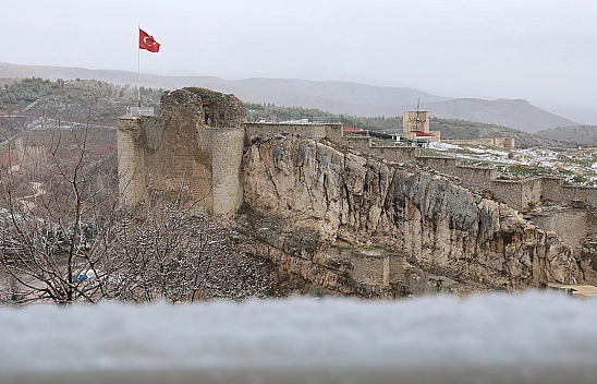 Elazığ'da tarihi Harput mahallesi beyaza büründü