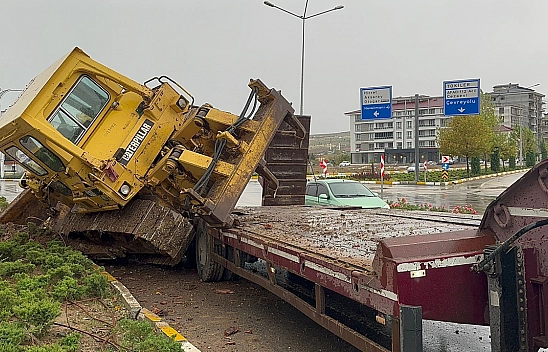 Elazığ'da Taşıma Aracının Üstündeki Dozer Devrildi