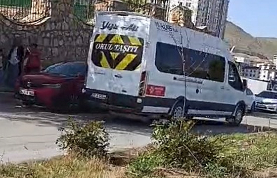Elazığ'da tehlikeli anlar: Öğrenci servisi metrelerce ters yönde ilerledi