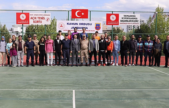 Elazığ'da Tenis Turnuvasında Dereceye Girenlere Ödülleri Verildi