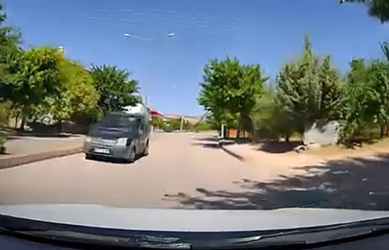 Elazığ'da ters yönden giden araç, trafiği tehlikeye attı