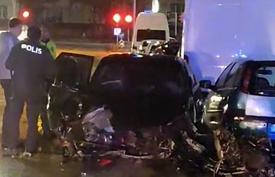 Elazığ'da ters yöne giren otomobil dehşet saçtı: 4 yaralı