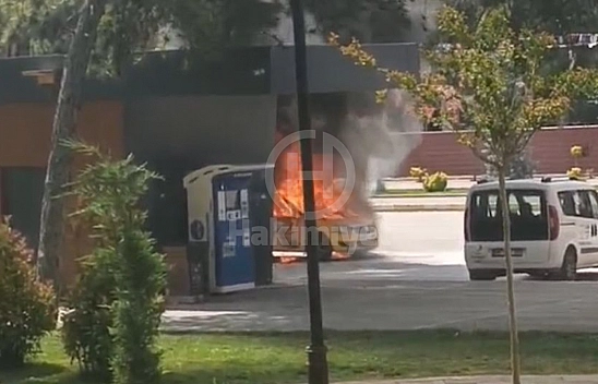 Elazığ'da ticari taksi alevlere teslim oldu