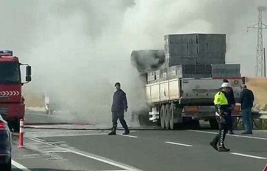 Elazığ'da tır alev aldı