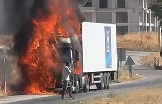 Elazığ'da tır alev topuna döndü
