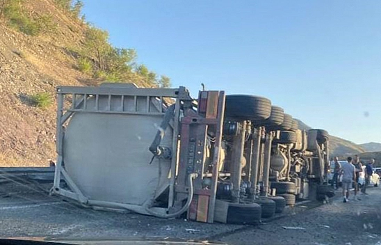 Elazığ'da tır devrildi: 1 yaralı