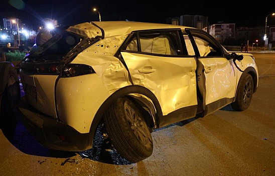 Elazığ'da tır ile otomobil çarpıştı!