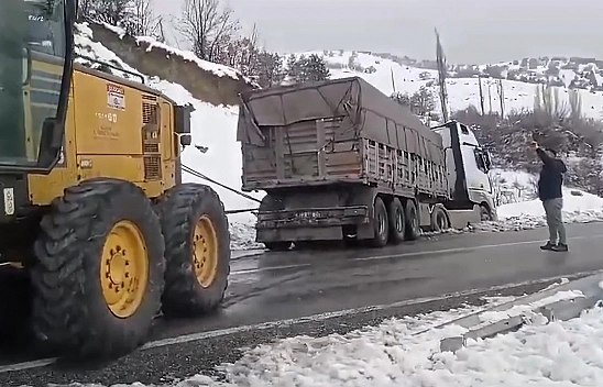 Elazığ'da Tır karlı yolda kayarak yoldan çıktı