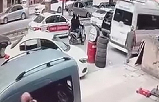 Elazığ'da tır otomobili metrelerce sürükledi