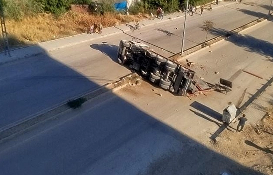 Elazığ'da tır refüje çarparak devrildi