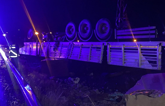 Elazığ'da Tır Ters Döndü