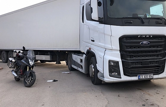 Elazığ'da tır ve motor kazaya karıştı: 1 yaralı