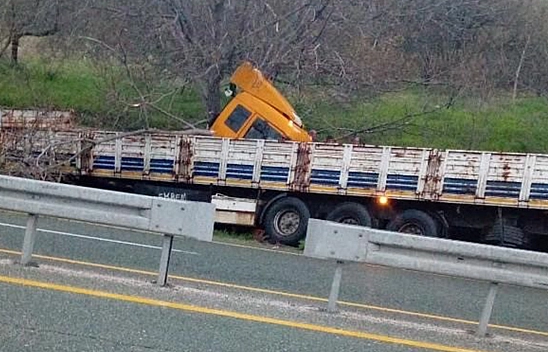 Elazığ'da tır yoldan çıktı: 1 yaralı