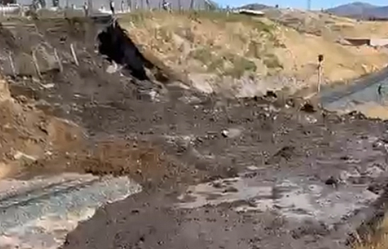 Elazığ'da Toprak Kayması Tren Yolunu Kapattı