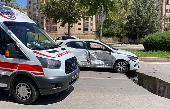 Elazığ'da Trafik Kazası: 2 Yaralı