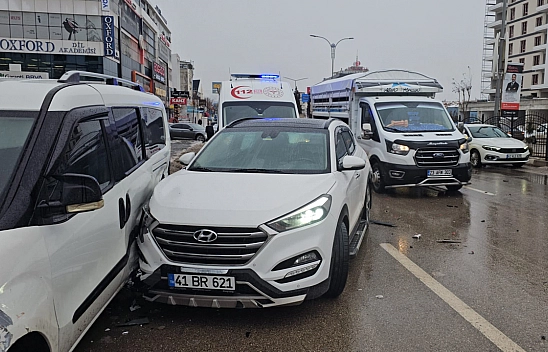 Elazığ'da trafik kazası: 3 araçta maddi hasar oluştu