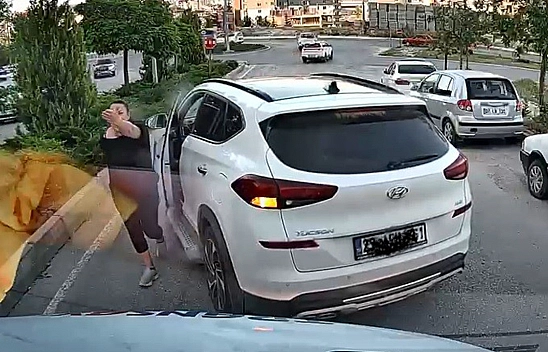 Elazığ'da trafikte gergin anlar: Aracın önünü kesti