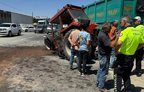 Elazığ'da traktör ile otomobil çarpıştı