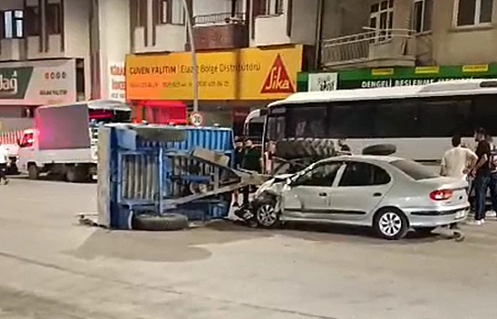 Elazığ'da traktör ve otomobil çarpıştı: 5 Yaralı
