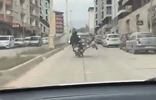 Elazığ'da tüp taşıyan motosiklet sürücüsünden tehlikeli yolculuk