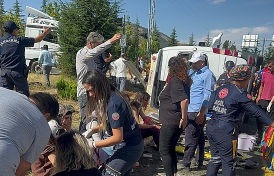 Elazığ'da Tur Minibüsü Otobüse Çarptı: 18 Yaralı