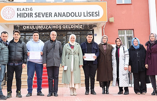 Elazığ'da üç nesil aynı karede: Öğrenci, öğretmen ve öğrencinin öğrencisi