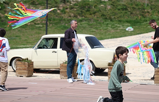 Elazığ'da uçurtma şenliğinde renkli görüntüler oluştu