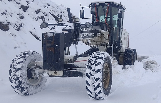 Elazığ'da ulaşıma kapanan köy yollarının açılma çalışmaları devam ediyor
