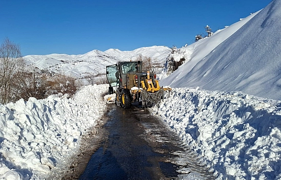 Elazığ'da ulaşıma kapanan köy yollarının açılması için çalışmalar devam ediyor
