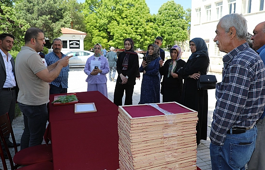 Elazığ'da üreticilere ipek böceği larvası dağıtıldı