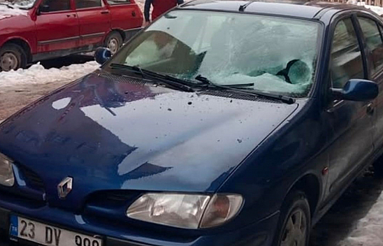 Elazığ'da Üzerine buz düşen aracın camı kırıldı