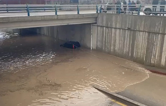 Elazığ'da vatandaşlar alt geçitte mahsur kaldı!