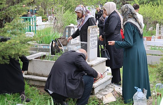 Elazığ'da vatandaşlar mezarlıklara akın etti