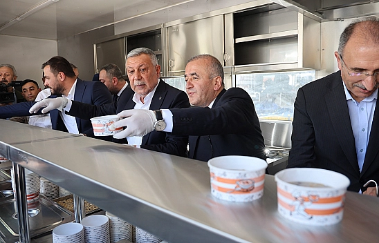 Elazığ'da vatandaşlara aşure ikram edildi