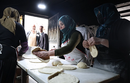 Elazığ'da vatandaşlardan kadınların yaptığı tandır ekmeğine yoğun talep
