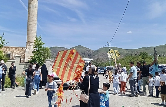Elazığ'da vefat eden oğlu anısına uçurtma şenliği düzenledi