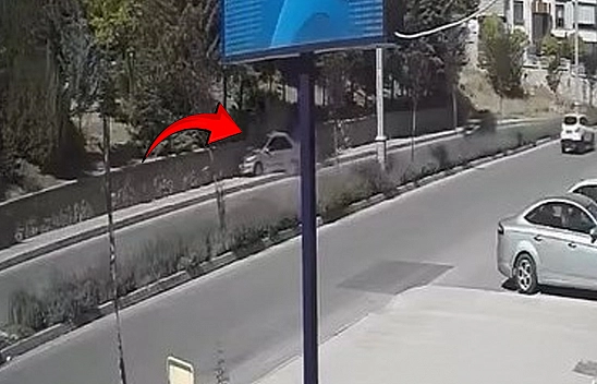 Elazığ'da virajı alamayan otomobil istinat duvarına çarptı: 2 yaralı