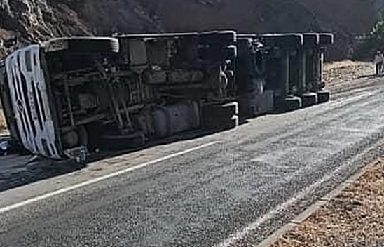 Elazığ'da virajı alamayan tır devrildi