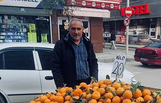 Elazığ'da Yağmura rağmen tablacının alın teri mesaisi