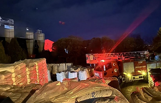 Elazığ'da yalıtım fabrikasında çıkan yangında 16 kişi dumandan etkilendi