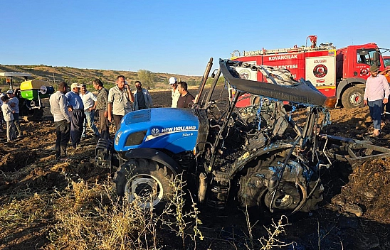 Elazığ'da yangının ortasında kalan traktör alevlere teslim oldu