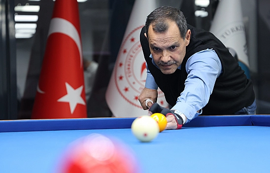 Elazığ'da yaşayan 60 yaşında Türkiye Bilardo Şampiyonu mesleğiyle dikkat çekiyor